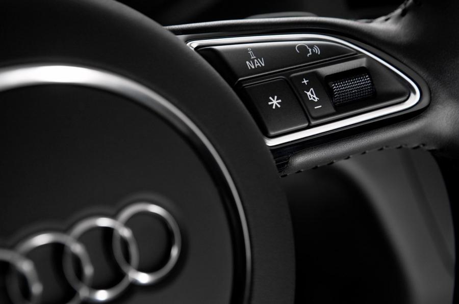 Детали интерьера Audi Q3 2.0 TFSI Quattro S-Line (8U) 2011 года  (WW) (фото 21 из 68)